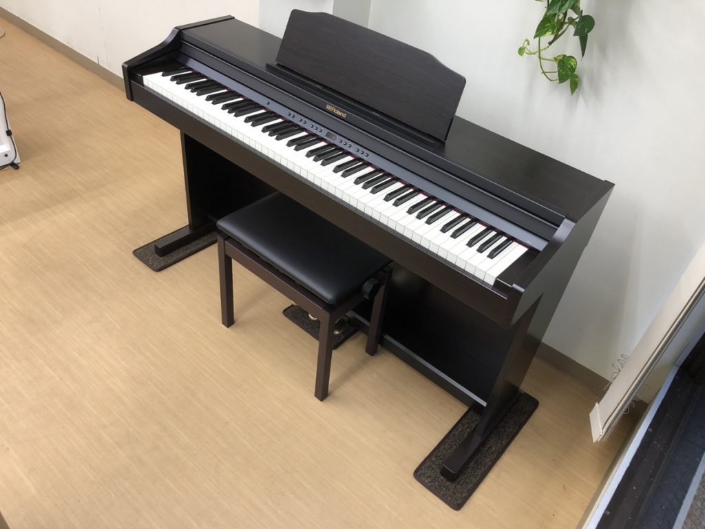 電子ピアノ ROLAND RP501R-W 2017年製-
