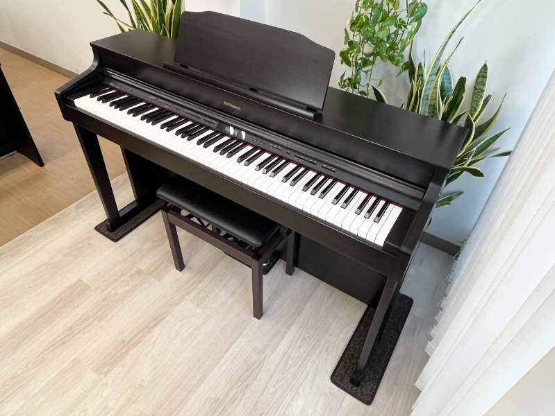 トップ 美品 木製鍵盤 ローランド 電子ピアノHP603 2016年 鍵盤楽器 ...